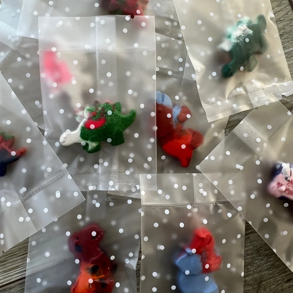 Set of 24 dinosaurs shaped crayons